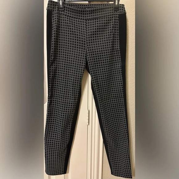 Soho Apparel Straight leg black pants with patterned front - size M - Picture 1 of 3